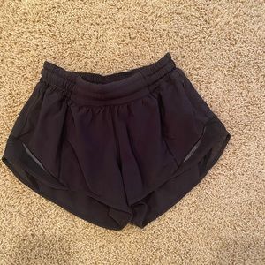 LULULEMON HOTTY HOT SHORTS 2.5